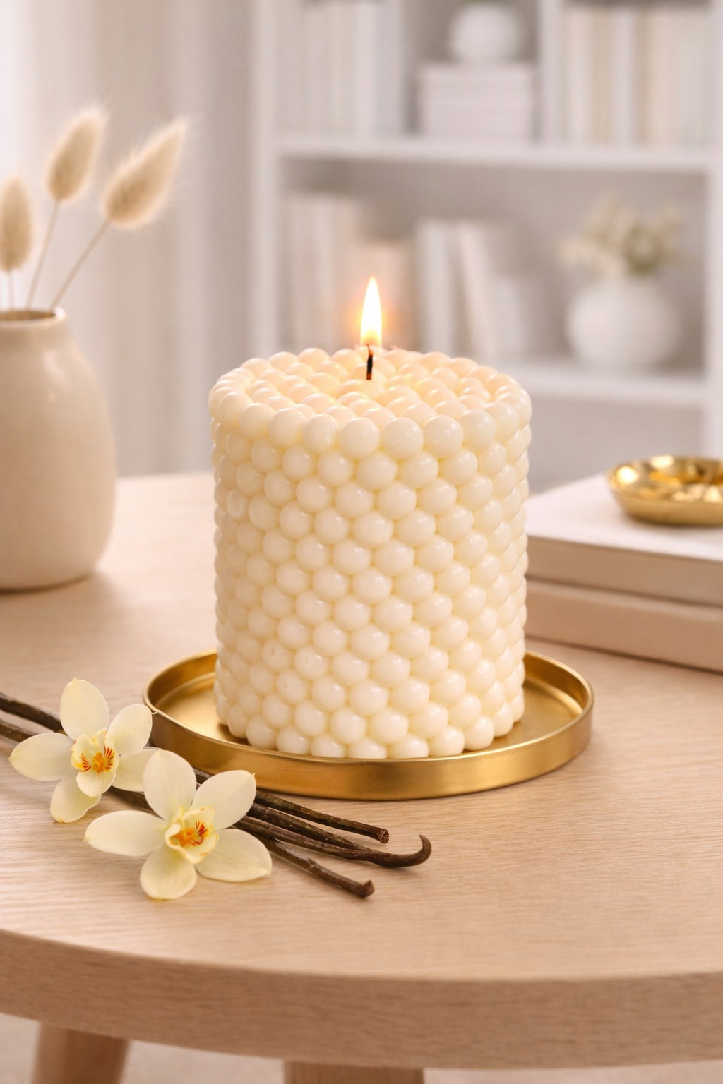 Lumânarea "Perlă Albă" handmade cu parfum de vanilie din ceară de soia cu diamentru 7 x 6,5 cm