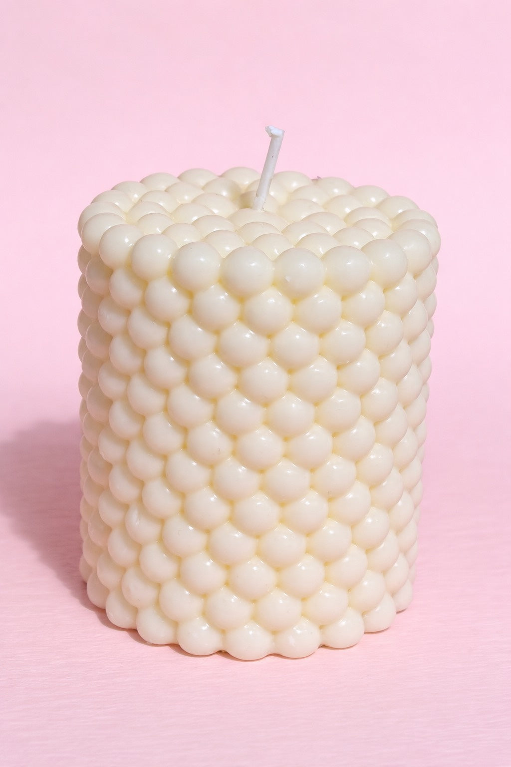 Lumânarea "Perlă Albă" handmade cu parfum de vanilie din ceară de soia cu diamentru 7 x 6,5 cm